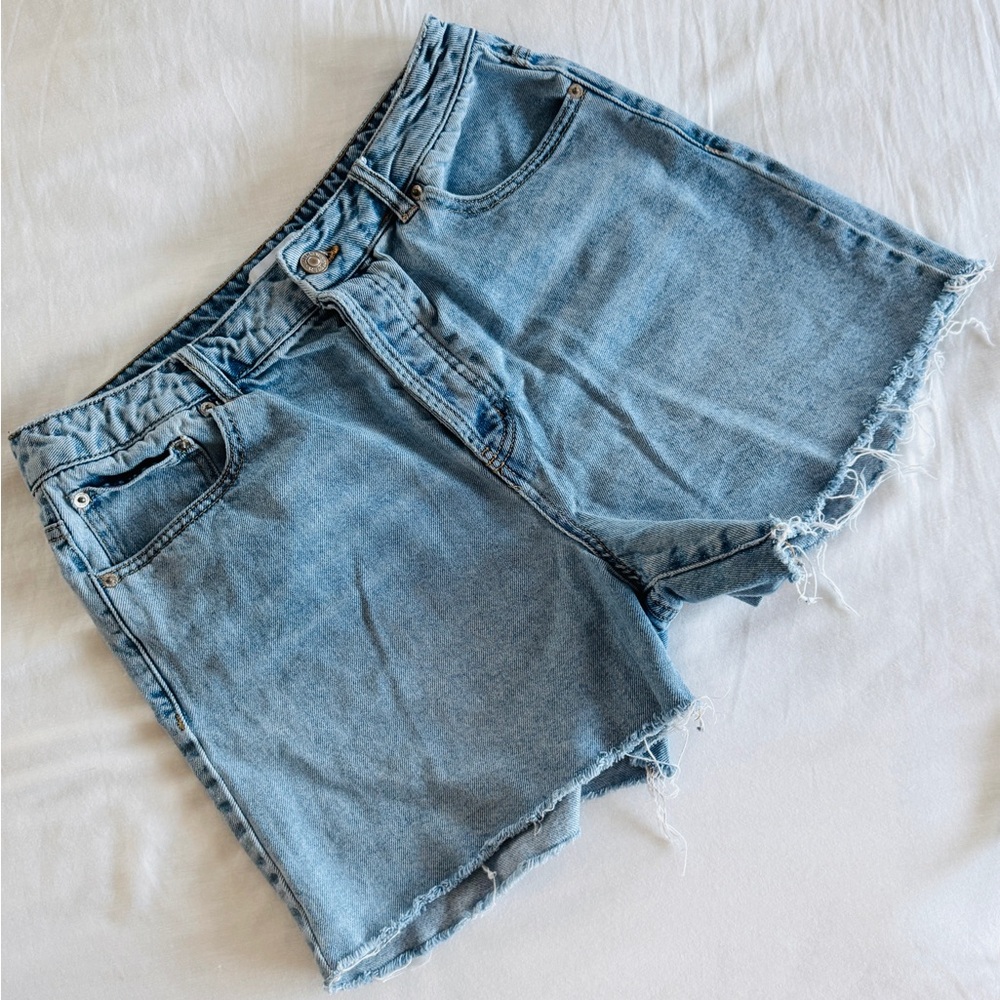 Forever 21 High Waisted Light Wash Distressed Denim Jeans Shorts Size 30